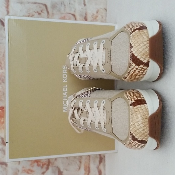 New Michael Kors Lindy Mixed-Media Trainer - Picture 2 of 10